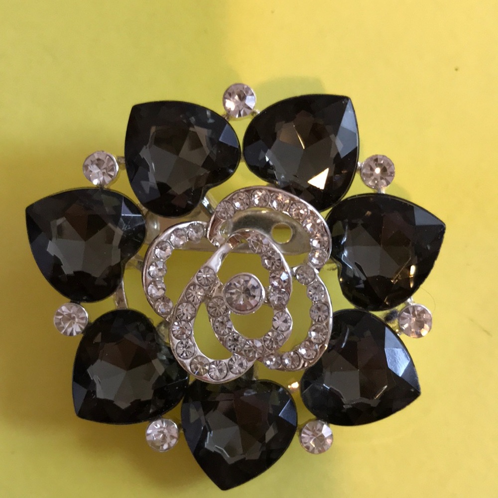 Elegant brooch